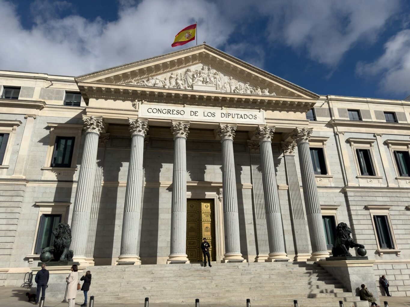 Conoce la ley de detectives privados en Andalucía y su aplicación en Sevilla. Marco legal, límites y validez de las pruebas en juicio.