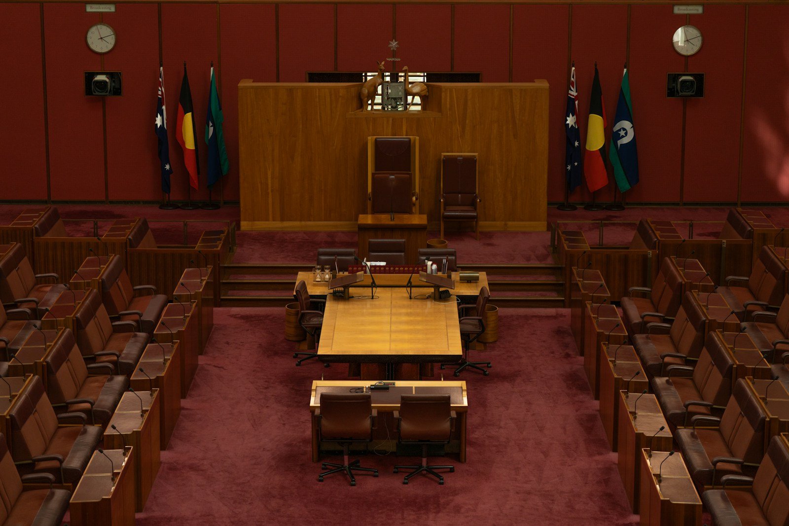 Conoce la ley de detectives privados en Andalucía y su aplicación en Huelva. Marco legal, límites y validez de las pruebas en juicio.